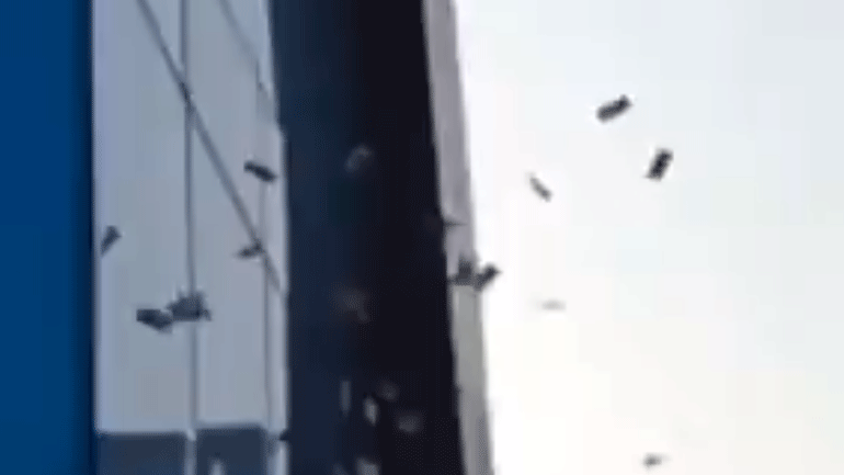 «Έβρεξε» λεφτά στην Ινδία – Άρχισαν να πέφτουν χαρτονομίσματα από ουρανοξύστη