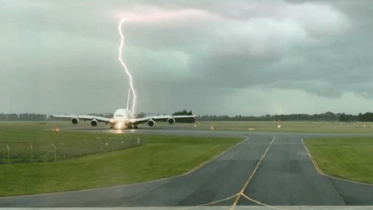 Νέα Ζηλανδία: Κεραυνός πέρασε ξυστά από αεροπλάνο
