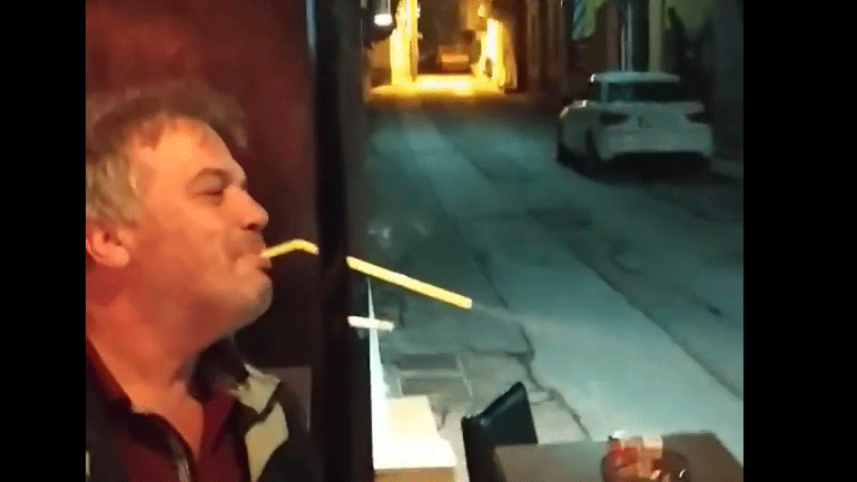 Σέρρες: Βρήκε τρόπο να καπνίζει σε μαγαζί χωρίς να πάρει πρόστιμο