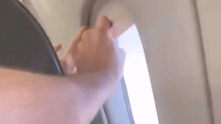 Επιβάτες αεροπλάνου τσακώνονται σαν παιδιά για το παράθυρο