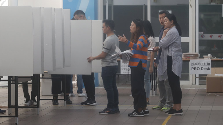 Χονγκ Κονγκ: Στις κάλπες οι ψηφοφόροι για τις περιφερειακές εκλογές
