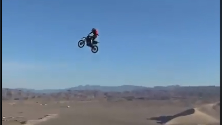 Αλεξίπτωτο και μοτοσυκλέτα, το τέλειο ζευγάρι