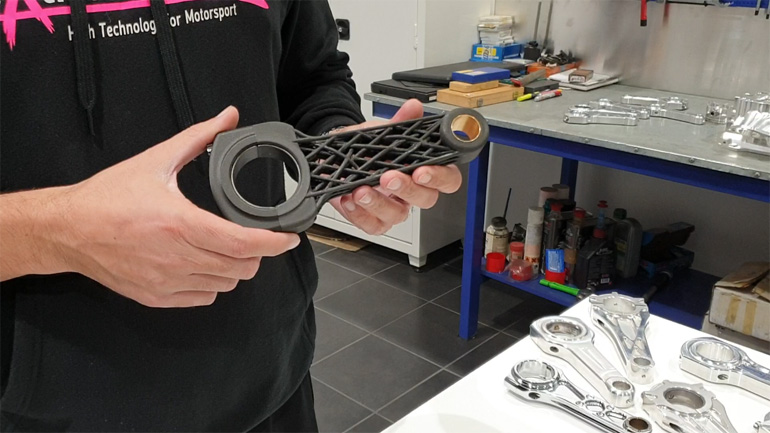 Η μπιέλα από ανθρακόνημα είναι 10 φορές ελαφρύτερη συγκριτικά με μία κανονική...