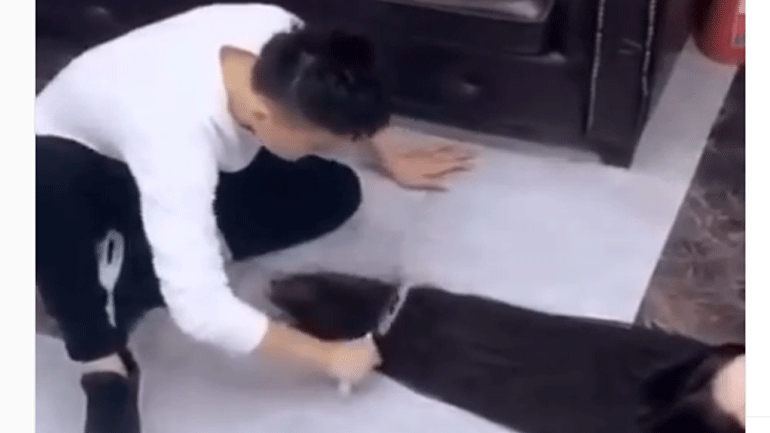 Μπαρμπέρης στη Σαγκάη κουρεύει με… μπαλτά