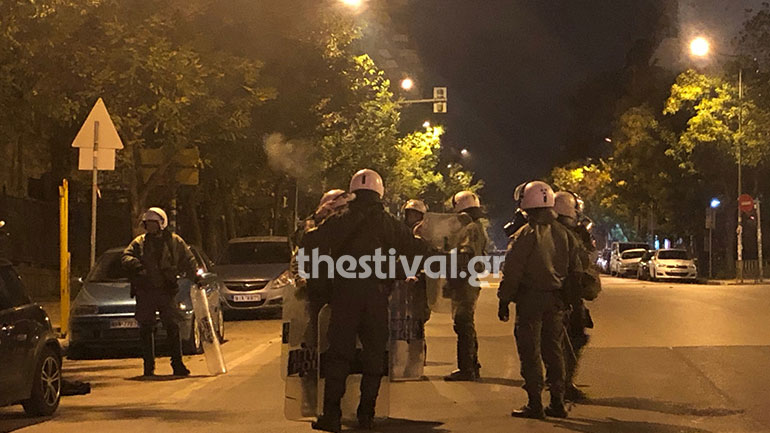 Θεσσαλονίκη: Κουκουλοφόροι επιτέθηκαν με μολότοφ σε διμοιρίες των ΜΑΤ