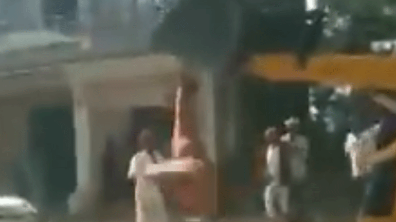 Ινδία: Ηλικιωμένη τα «βάζει» με μπουλντόζα και νικάει