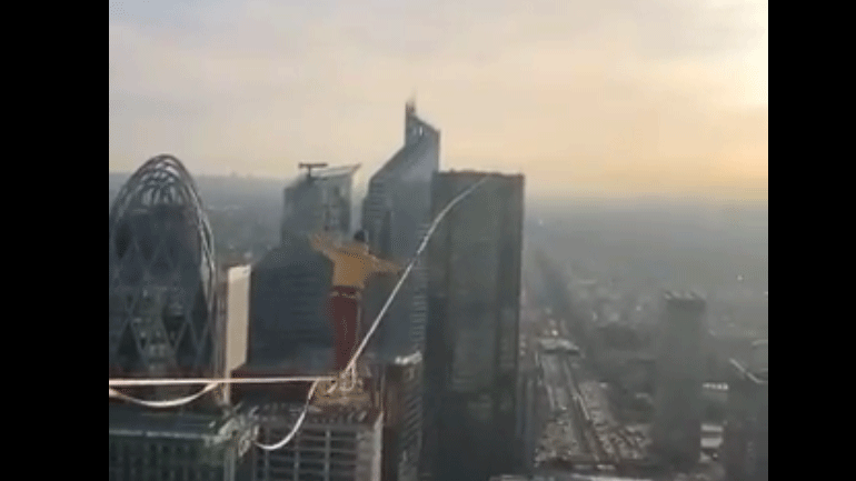 Γαλλία: Σχοινοβάτης περπατά 150 μέτρα πάνω από τη γη