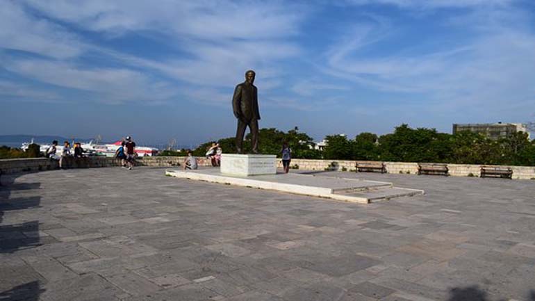 Ηράκλειο: Γυναίκα έπεσε στο κενό από το άγαλμα του Βενιζέλου