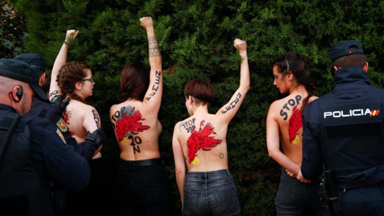 Μαδρίτη: Γυμνόστηθες διαδηλώτριες εισέβαλαν σε διαδήλωση υπέρ του Φράνκο