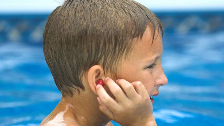 Παγιδεύτηκε νερό στο αυτί σας; Μην προσπαθείτε να το απομακρύνετε κουνώντας απότομα το κεφάλι σας