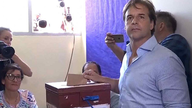 Ουρουγουάη: Ο κεντροδεξιός υποψήφιος Λουίς Λακάγιε Που οδεύει σε νίκη στον δεύτερο γύρο των προεδρικών εκλογών