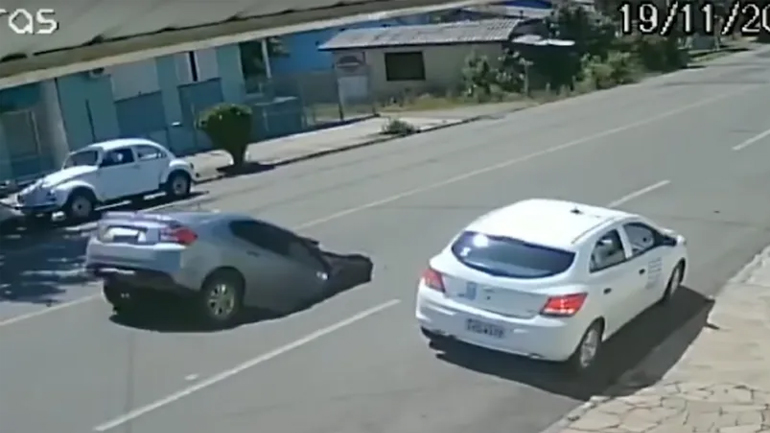 Βραζιλία: Αυτοκίνητο πέφτει μέσα σε τρύπα στον δρόμο