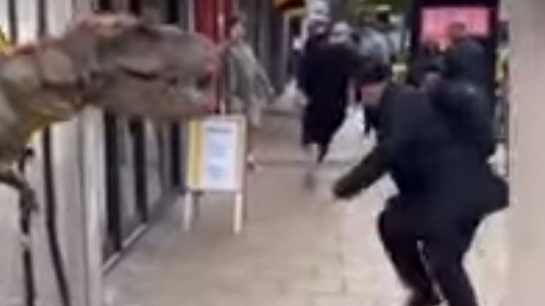 «Δεινόσαυρος» προκαλεί πανικό στο Λονδίνο