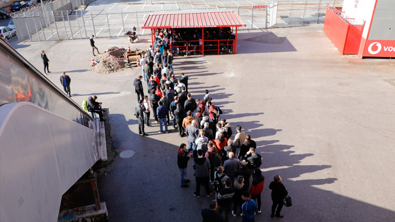 Ολυμπιακός: Ουρές στο Καραϊσκάκη για τα εισιτήρια του ντέρμπι με τον ΠΑΟΚ