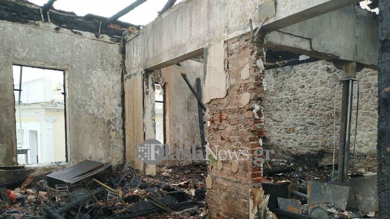 Εικόνες-σοκ από την επιχείρηση σε καφέ-μπαρ που κάηκε στα Χανιά