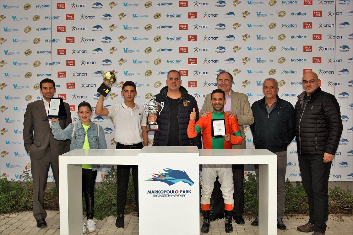 Από αριστερά, ο Project Manager της Ιπποδρομίες Α.Ε., Βύρωνας Κακλόπουλος, τα παιδιά του προπονητή Χρήστου Σταύρου, Χριστιάννα και Άγγελος, ο ιδιοκτήτης Μάριος Κουτσομύτης, ο αναβάτης Μιχάλης Ξυνός, ο Διευθυντής Οικονομικών της Ιπποδρομίες Α.Ε. Γιώργος Σκούρας, ο Αναπληρωτής Γενικός Διευθυντής της ΦΕΕ, Νίκος Αρβανίτης, ο Racing Manager της Ιπποδρομίες Α.Ε., Κώστας Λουκόπουλος