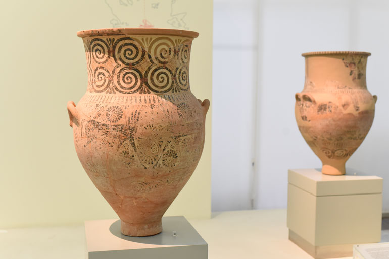 Πιθαμφορείς από την Πάρο που βρέθηκαν στις αποικίες της Θάσου (7ος αι. π. Χ.), μαρτυρούν τις οικονομικές και πολιτιστικές σχέσεις που ανέπτυξαν οι πόλεις αυτές μέσω της θαλάσσιας οδού με κέντρα της ηπειρωτικής Ελλάδας, του Αιγαίου και της Μικράς Ασίας ήδη από τα αρχαϊκά χρόνια