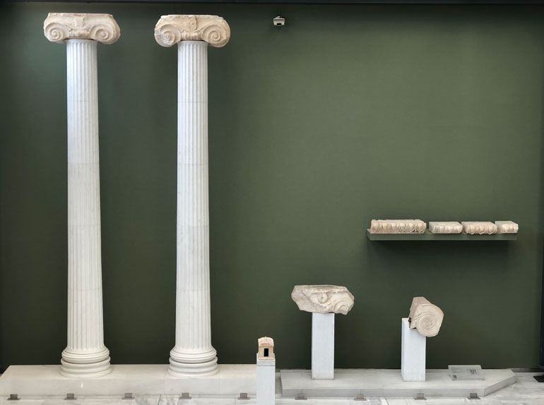 Άποψη της αίθουσας που αφιερώνεται στο Ιερό της Παρθένου των κλασικών χρόνων. Δεσπόζει η αναπαράσταση δύο ιωνικών κιόνων του ναού των αρχών του 5ου αι. π.Χ.