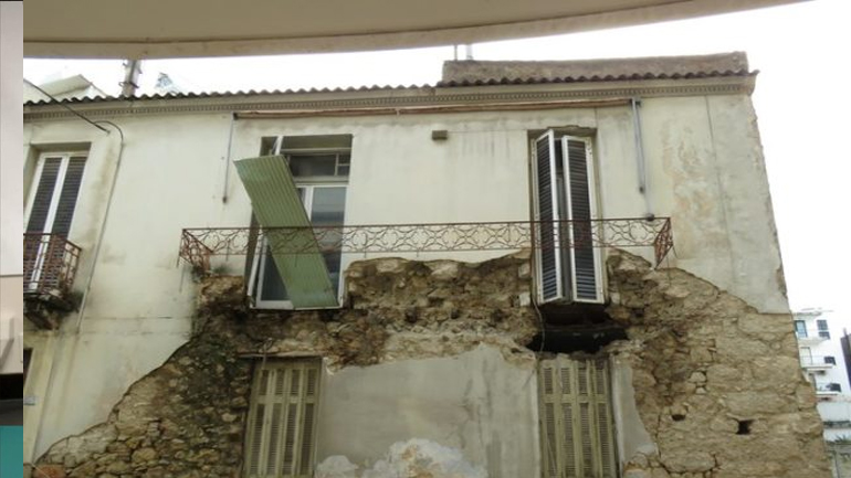 Επεσε μπαλκόνι εγκαταλελειμμένου σπιτιού στον Πειραιά – Ζημιές σε τρία αυτοκίνητα