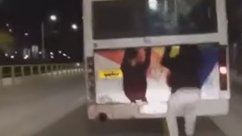 Νεαροί κρεμιούνται από λεωφορείο του ΟΑΣΘ που βρίσκεται εν κινήσει