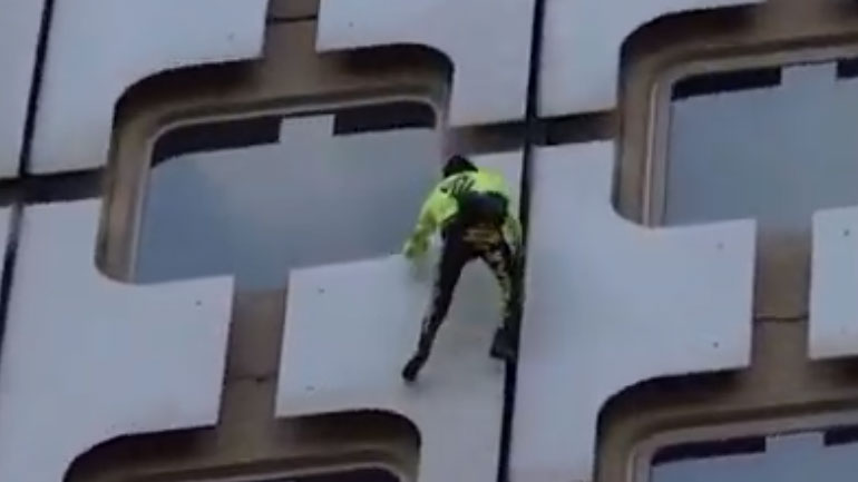 Ο Γάλλος «Σπάιντερμαν» επέστρεψε – Σκαρφάλωσε σε ουρανοξύστη του Παρισιού