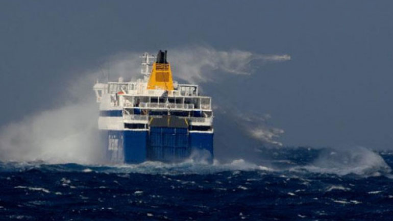 Κατέπλευσε ασφαλώς στη Νάξο το Blue Star Naxos έπειτα από εισροή υδάτων
