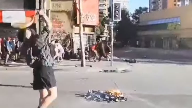 Χιλή: Παίζουν τένις και ποδόσφαιρο με τα δακρυγόνα