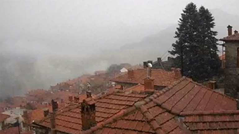 Έπεσαν τα πρώτα χιόνια: Στα «λευκά» το Μέτσοβο – Το έστρωσε στον Παρνασσό