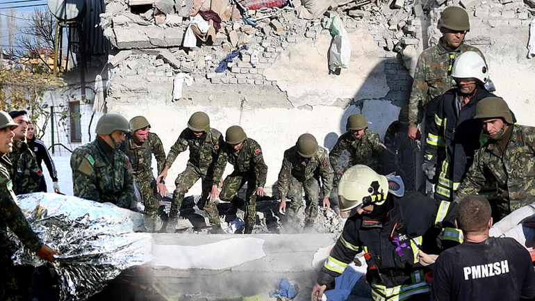 Εικόνες καταστροφής και απόγνωσης στην Αλβανία