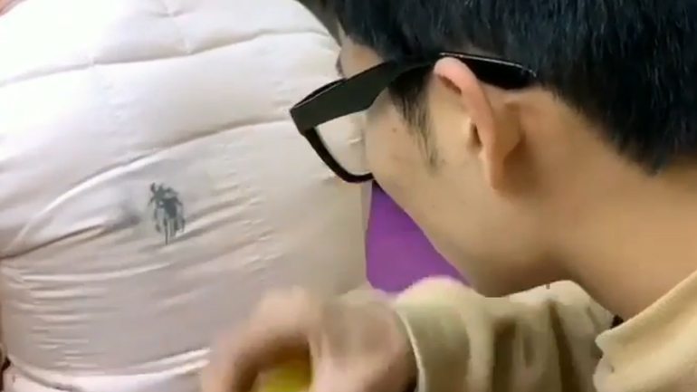 Πώς θα αφαιρέσετε λεκέ από μελάνι σε ανοιχτόχρωμα υφάσματα