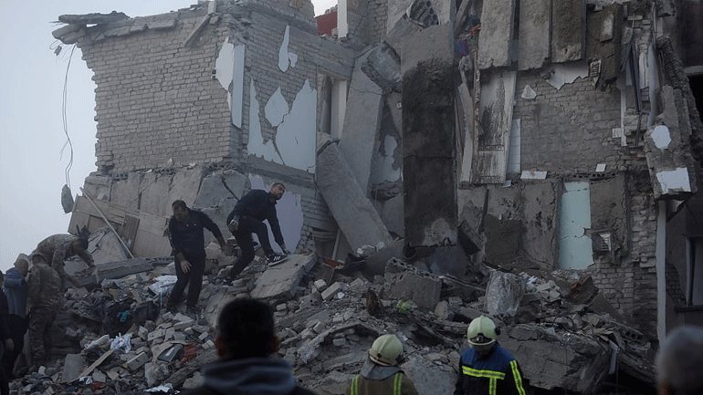 Η Γαλλία στέλνει 100 διασώστες στην Αλβανία