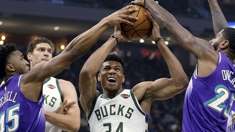 Η διαστημική εμφάνιση του Γιάννη Αντετοκούνμπο απέναντι στους Τζαζ