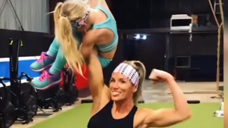 Μητέρα μαθαίνει στην 6χρονη κόρη της να κάνει crossfit