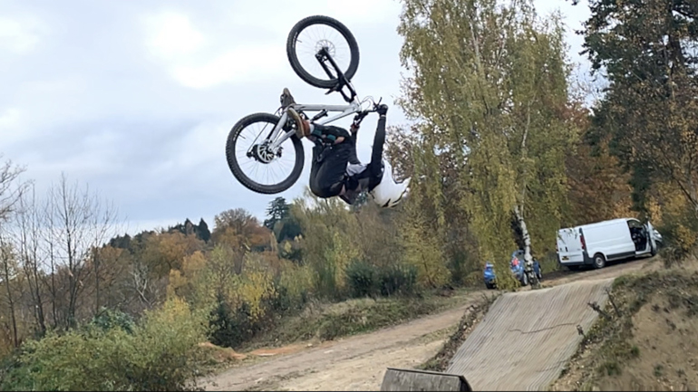 Είναι 9 χρόνων και δεν φαντάζεστε τι κάνει με το ποδήλατό του