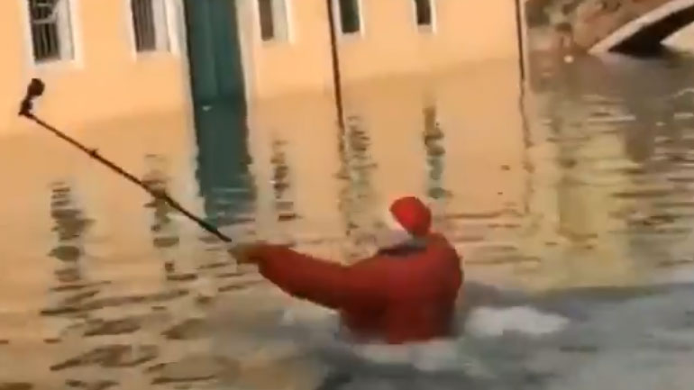 Βενετία: Ήθελε να βγάλει selfie κατά τη διάρκεια της πλημμύρας και κατέληξε να κάνει «μπάνιο»