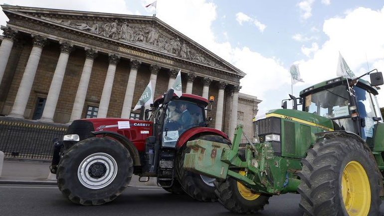 Τα τρακτέρ «κατέλαβαν» την «πόλη του φωτός»