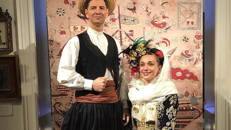 Σάκης Ρουβάς – Κάτια Ζυγούλη: Φωτογραφίζονται με παραδοσιακές στολές στο Μουσείο Μπενάκη