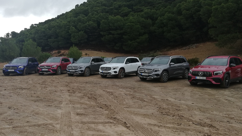Τα αυτοκίνητα μας περιμένουν μέσα στη λάσπη για τις off-road δοκιμές