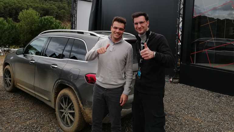 Με τον επαγγελματία οδηγό της Mercedes αμέσως μετά την επίδεξη στις εκτός δρόμου διαδρομές