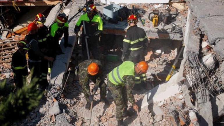 Ζωντανός ανασύρθηκε νεαρός μετά από 21 ώρες κάτω από τα ερείπια στο Δυρράχιο