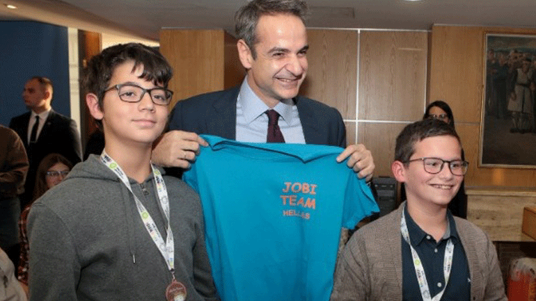 Τα παιδιά που διακρίθηκαν στην Ολυμπιάδα Ρομποτικής βράβευσε ο πρωθυπουργός και οι υπουργοί Εσωτερικών και Παιδείας