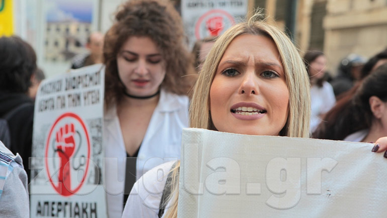 Διαμαρτυρία συμβασιούχων του ΟΑΕΔ στο Υπουργείο Εργασίας