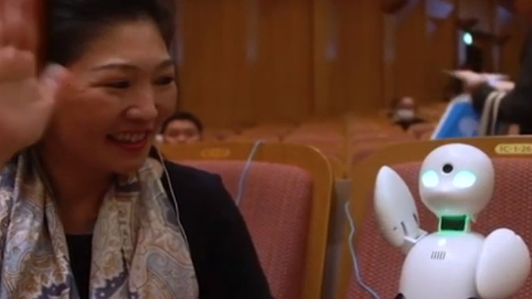 Ρομπότ βοηθά κορίτσι που δεν μπορεί να βγει από το σπίτι του να δει τον κόσμο