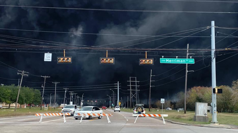 ΗΠΑ: Οι Αρχές διέταξαν εκκενώσεις πόλεων μετά από νέα έκρηξη σε εργοστάσιο χημικών στο Τέξας