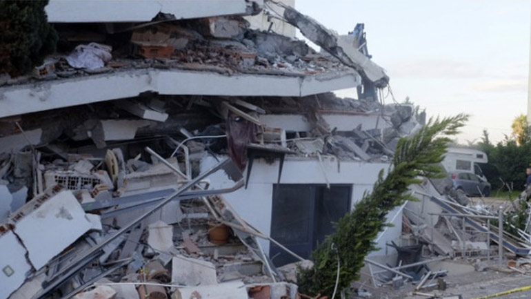 Σεισμός στην Αλβανία: «Γιατί δεν πήρε και εμένα ο Θεός;», θρηνεί ένας παππούς που έχασε γυναίκα και εγγόνι