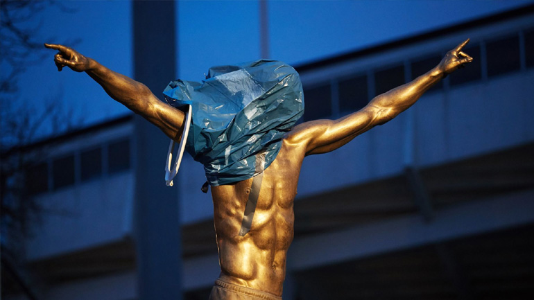 Σουηδία: Άγνωστοι «βανδάλισαν» το άγαλμα του Ιμπραΐμοβιτς Σουηδία: Άγνωστοι «βανδάλισαν» το άγαλμα του Ιμπραΐμοβιτς