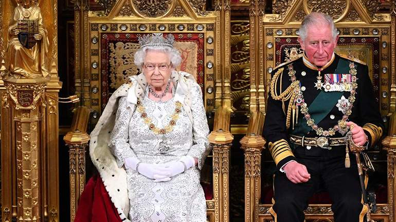 Η επιβράβευση της Ελισάβετ στον πρίγκιπα Κάρολο: Ετοιμάζεται να τον στέψει αντιβασιλέα
