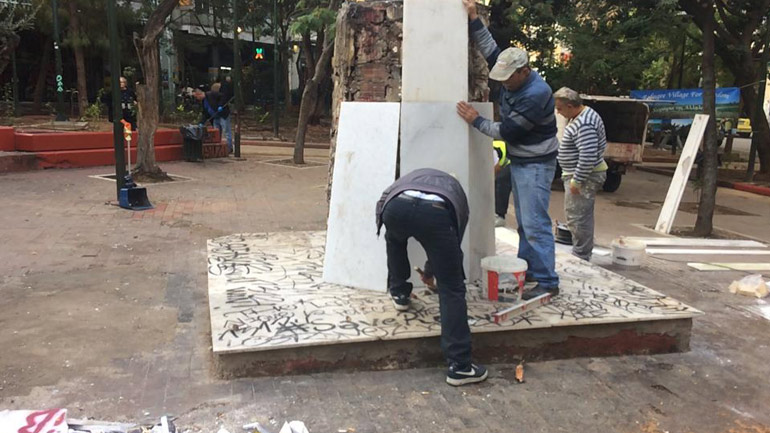 Παρέμβαση καθαριότητας-αποκατάστασης και εορταστικού στολισμού στην πλατεία Εξαρχείων