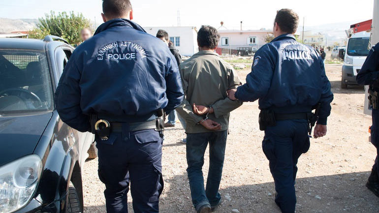 Χειροπέδες σε 78 άτομα που διέμεναν παράνομα στη χώρα