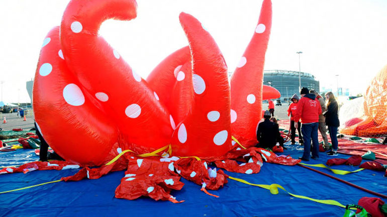 Ένα μπαλόνι-ήλιος από τη Yayoi Kusama για την Ημέρα των Ευχαριστιών